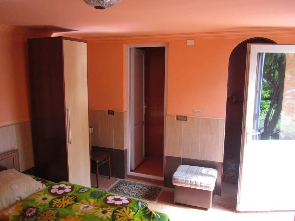 Guesthouse 97 In Batumi Exteriör bild